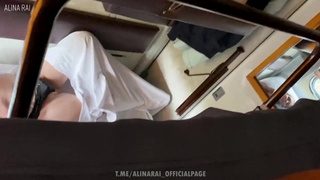 Мамаша в поезде зажигает – подрочу, пока никто не видит!