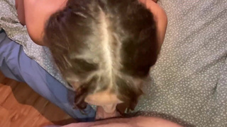 Горячая девчонка кончает от мощного траха