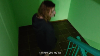 "Раздевайся у меня дома — жаркий секс в подъезде как у соседей"