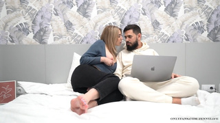 Девчонка с аппетитным телом дрочит и сосет с диким желанием