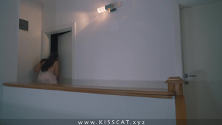 Страстный секс с мачехой пока все спят — кончаю в её ненасытную киску