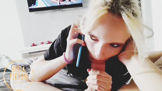 Секс-ролик: страстный минетик и откровенный разговор по телефону