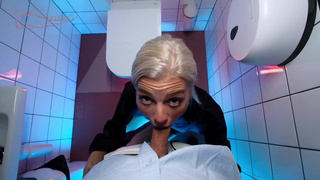 Сотый клиент получил горячий минет от страстной барменши в баре