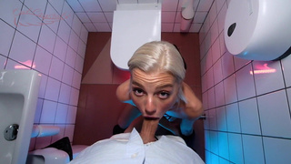 Сотый клиент получил горячий минет от страстной барменши в баре