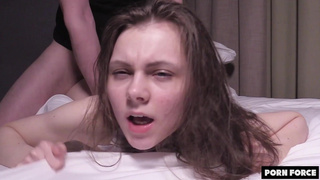 Как покорная девушка жаждет быть использованной – откровенное видео