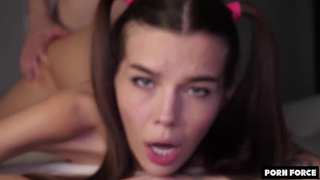 Болезненное, но сладкое первое проникновение в тугую попку