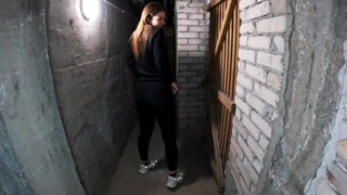 Подъездные игры: жесткий секс на лестничной клетке