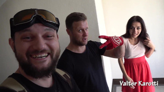 Горячая соседка ублажает соседа глубоким минетиком и жестким трахом