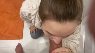 Страстный отсос и глоток спермы от молодой шлюшки