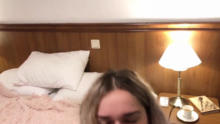 Блондинка в покорном минете и страстном финале с кофе