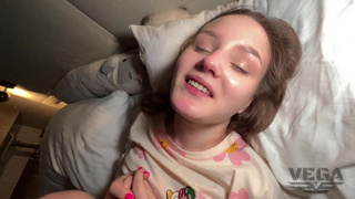 Падчерица жаждет горячего подарка от отчима