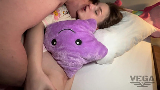 Падчерица жаждет горячего подарка от отчима