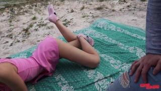 Девушка в раком у дерева – эксклюзивный контент