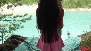 Девушка в раком у дерева – эксклюзивный контент