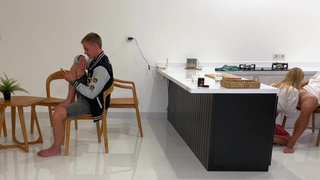 Куколд в шоке: его девушка отрывается с другим на камеру