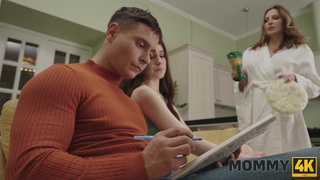 Знойный тройничок: зять ублажает жену и тещу в страстной оргии