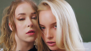 Игривые малышки ублажают страстный ствол