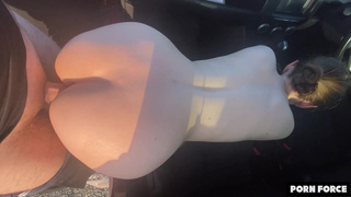 Развратное рандеву: соблазнительная девушка с формами в автомобильных утехах