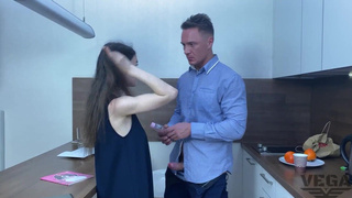 Запретный плод сладок: сводные брат с сестрой сорвались после подглядывания за родителями