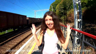 Горячее групповое удовольствие: малышка в страстном триолизме под шум волн