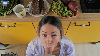 Секс с мачехой на кухне: страстный завтрак с доминированием