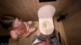 Горячий секс в общественном туалете: жесткий трах в задницу от незнакомца