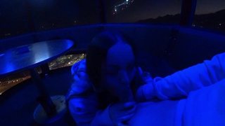 Гуляя по парку, она не устояла перед горячим минетиком