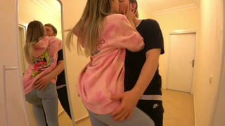 Гуляя по парку, она не устояла перед горячим минетиком