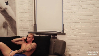 Возбуждающий клин с игривой уборщицей в откровенном порно