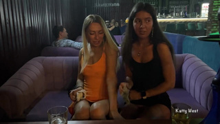 Разгулялись не на шутку: подруги в клубе без трусиков