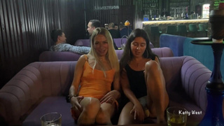 Разгулялись не на шутку: подруги в клубе без трусиков