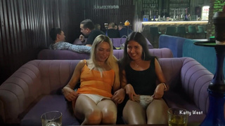 Разгулялись не на шутку: подруги в клубе без трусиков