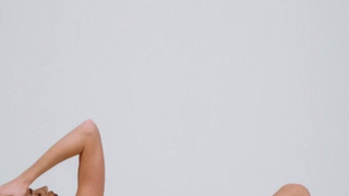 Сочное видео с рыжей искусительницей в алом белье