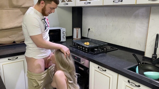 Раздвинул мамке попку в тайне от отца – горячее домашнее видео