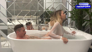 Секс в ванной с Кариной – глубокие глотки и жесткое проникновение в узкую дырочку