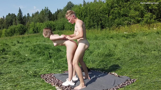 Развратная Doll Holl в диком сексе под открытым небом