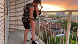 Откровенный балконный интим: как она сама напросилась на член