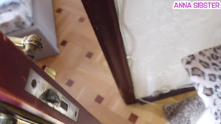 Сосед застал меня за дрочкой и вставил — кончила мгновенно!