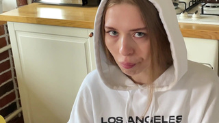 Сочный бургер с неожиданной начинкой: горячий минет и кремовый финал