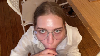 Русская студентка получает знания через член учителя по немецкому языку