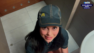 Девчонка устроила экстремальный отсос в людном месте