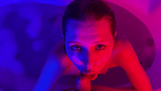 Горячее видео с развратной блондинкой в джакузи