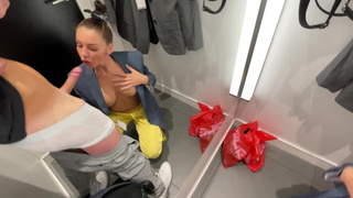 Сексуальная консультантка ублажает клиента в примерочной