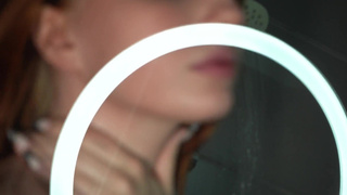 Горячее видео с Эммой Корти – мыльный массаж пышных форм