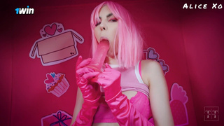 Сексуальная Барби с розовыми волосами играет с резиновым членом