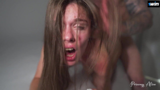 Жесткий трах и эротическая игра: Princess Alice в огненном видео