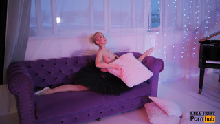 Lara Frost: Гибкая русская балерина в развратном рождественском шоу