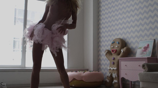 Лара Фрост в откровенном стрип-шоу – горячее зрелище для настоящих ценителей