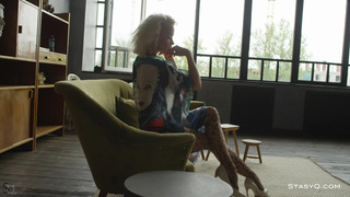 Шикарный стриптиз от страстной красотки