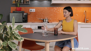 Запретное удовольствие: Эффи Энд и ее тайные игры на столе